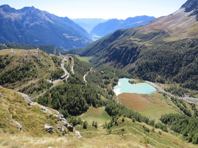 links liegt in greifbarer Nähe Alp Grüm. Rechts davon erkennen wir den Lagh da Palü mit seiner türkisblauen Farbe