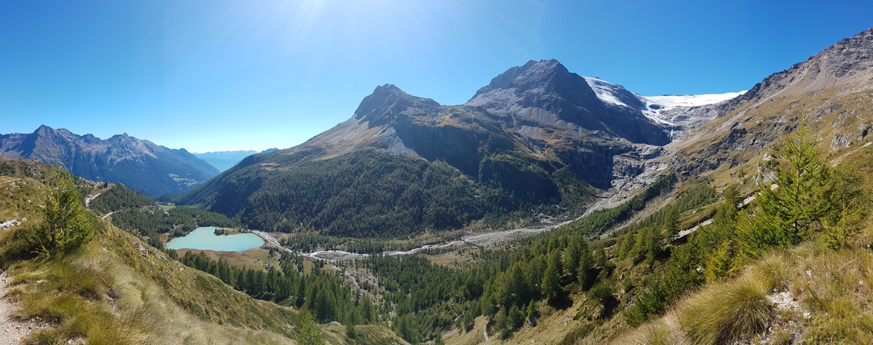 schönes Breitbildfoto mit Blick auf die Alp Palü