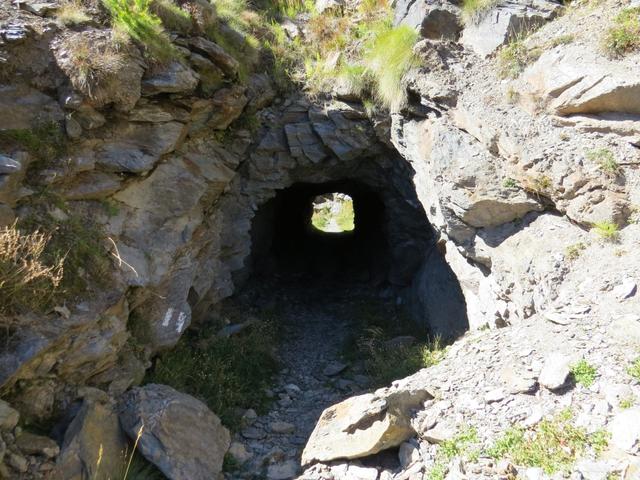 schon nach ein paar Schritten durchqueren wir dritten und letzten Tunnel 2254 m.ü.M.