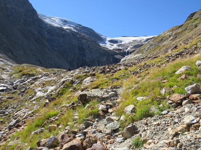 ...führt uns der nun wieder einfache Wanderweg, sanft ansteigend weiter Richtung Talende