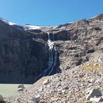 ein überwältigendes Naturszenario tut sich auf: Mächtige Wasserfälle stürzen über die gestufte, blanke Felswand in die Tie
