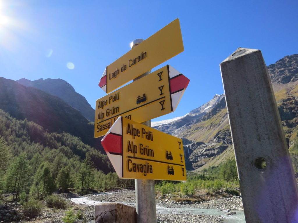 ... wo wir den Acqua da Palü überqueren. Kurz danach erreichen wir die Weggabelung bei Punkt 1929 m.ü.M.