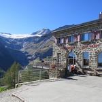 ...erreichen wir die Bahnstation Alp Grüm 2107 m.ü.M. Selten bietet eine Bahnstation so eine Aussicht