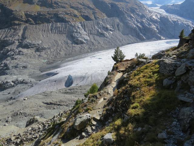 bei den Kurven vom Chamin schauen wir hinunter zum Wanderweg...