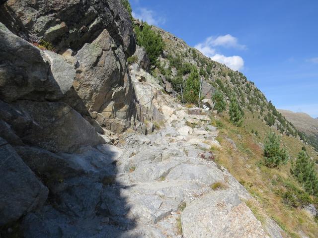 der Weg führt über glatt geschliffene Felsen, und ist bisweilen in den Fels gehauen