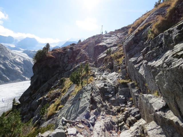 an kritischen Stellen sorgt ein am Fels verankertes Geländer für Sicherheit und Halt