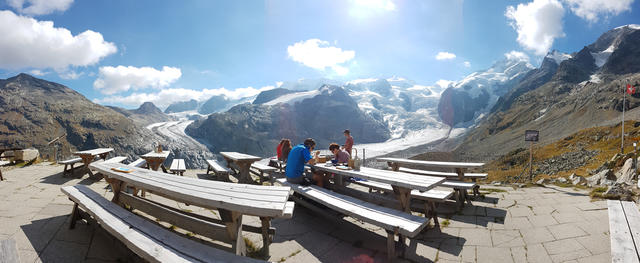 schönes Breitbildfoto aufgenommen auf der Terrasse der Bovalhütte