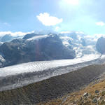 in blendendem Weiss ragen Piz Bernina und Piz Palü, Bellavista und Piz Morteratsch in den tiefblauen Himmel