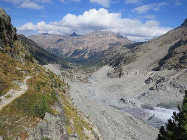 was für eine schöne Aussicht ins Val Morteratsch. Am Horizont erkennt man den Piz Languard