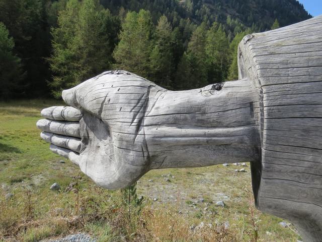 die riesige Hand zeigt uns die Richtung zum Bahnhof Morteratsch