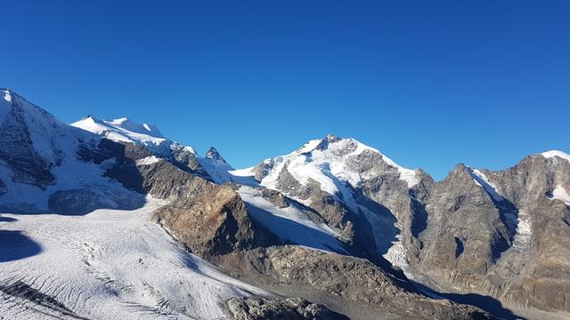in blendendem Weiss ragen Bellavista, Crast'Agüzza, Piz Bernina und Piz Morteratsch in den tiefblauen Himmel