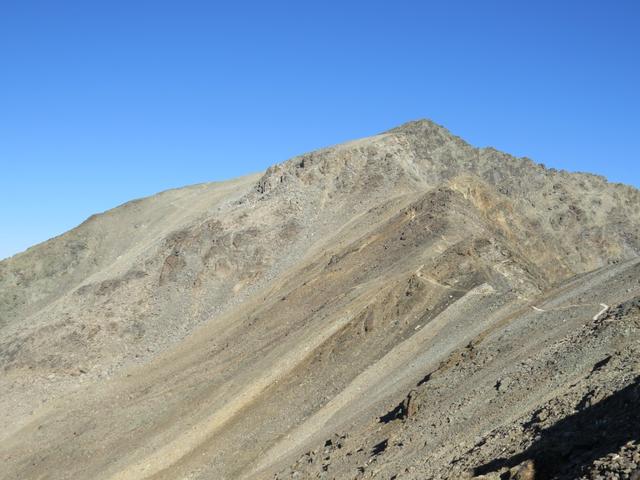 der erste Dreitausender ist der Munt Pers. Gut ersichtlich der Bergweg der zum Gipfel führt