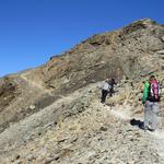 der Weg führt uns an der Westseite des Kammes entlang und steigt dabei zunächst kaum an