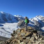 auf der einen Seite, rundherum Gletscher, eisbedeckte Steilhänge und Felsen