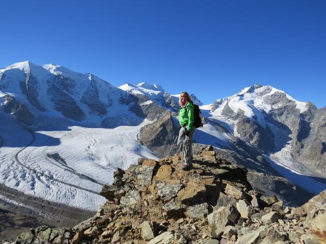 auf der einen Seite, rundherum Gletscher, eisbedeckte Steilhänge und Felsen