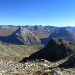 auf der anderen Seite das Val da Fain (empfehlenswert), Piz Alv und Piz Lagalp