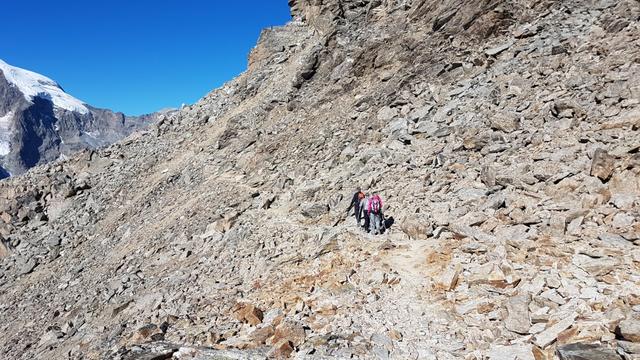 der Bergweg führt nun einen Bogen nach links aus