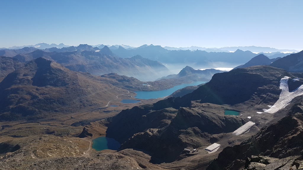 wir Blicken hinunter zum Lej da Diavolezza, Lej Nair und Lago Bianco beim Berninapass