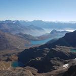 wir Blicken hinunter zum Lej da Diavolezza, Lej Nair und Lago Bianco beim Berninapass