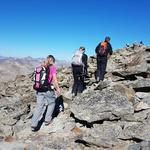 wir erreichen den Gipfel des Munt Pers 3206 m.ü.M. mit seinen vielen und grossen Steinmännern