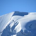 beim Piz Palü-Hauptgipfel sind zwei Bergsteiger ersichtlich