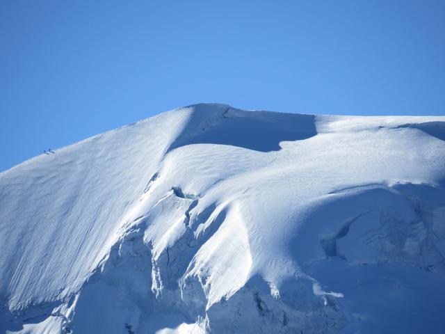 beim Piz Palü-Hauptgipfel sind zwei Bergsteiger ersichtlich