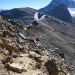 wir blicken nach vorne zur Bergstation der Diavolezzabahn und den Weg der dorthin führt