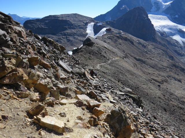 wir blicken nach vorne zur Bergstation der Diavolezzabahn und den Weg der dorthin führt