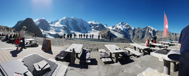 sehr schönes Breitbildfoto aufgenommen auf der Terrasse vom Bergrestaurant Diavolezza