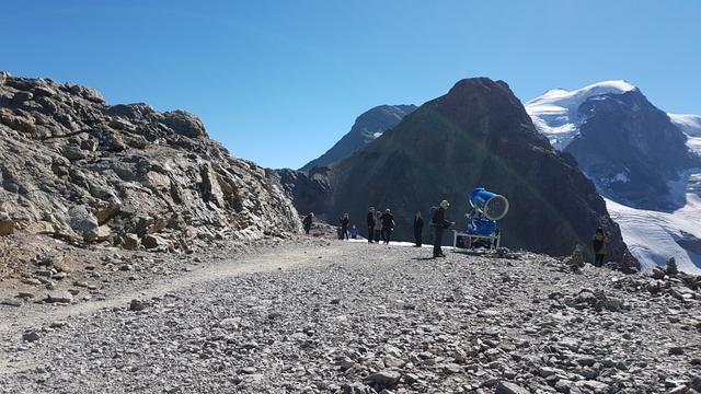 ...und wandern nun mit Blick zum Piz Trovat und Piz Cambrena, Richtung Sass Queder