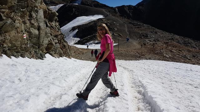 über die Skipiste geht es zuerst leicht abwärts