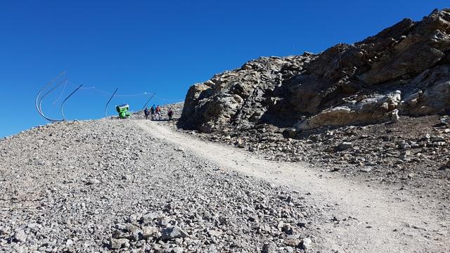 über eine Skipiste geht es weiter aufwärts...