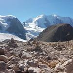 gut erkennbar die markante dunkle Pyramide des Piz Trovat vor den Eisriesen des Berninamassiv