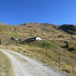 ...tauchen vor uns die Alpgebäuden der Alp Valmorain auf