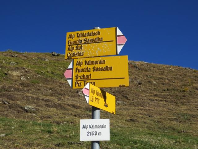 Wegweiser bei der Alp Valmorain 2153 m.ü.M. weiter geht es zur Alp Tabladatsch