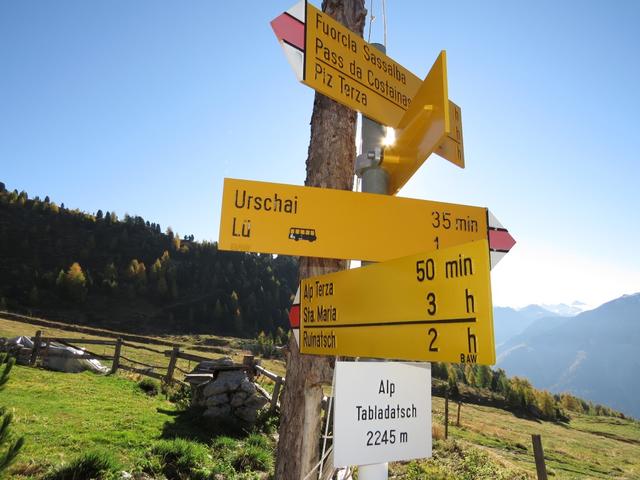 Wegweiser bei der Alp Tabladatsch 2245 m.ü.M.