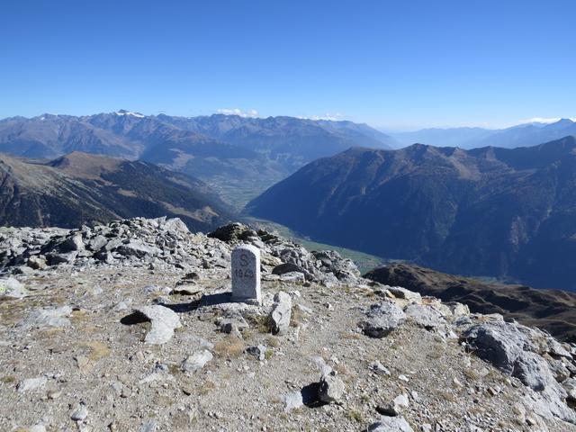 beim Grenzstein direkt neben dem Urtirolaspitz, blicken wir ins Val Müstair und ins Vinschgau