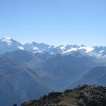 der Ortler links, rechts Punta del Cristallo mit dem Skigebiet auf dem Stilfserjoch