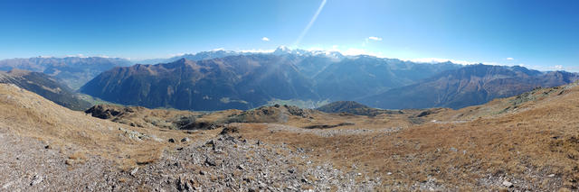 sehr schönes Breitbildfoto mit Blick ins Val Müstair und Richtung Ortler