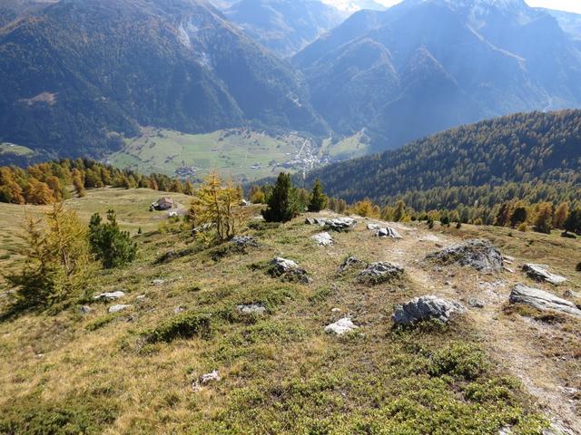 ziemlich steil geht es zur Alp Terza 2212 m.ü.M. hinunter. Im Talboden erkennt man Santa Maria