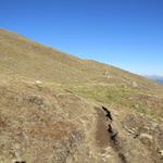 der Weg zieht sich zunächst mässig steil in Schleifen einen Wiesenrücken hoch 2586 m.ü.M.