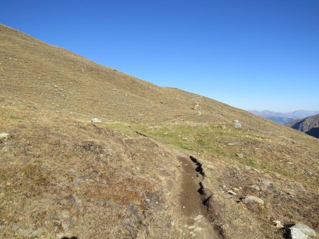 der Weg zieht sich zunächst mässig steil in Schleifen einen Wiesenrücken hoch 2586 m.ü.M.