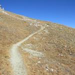 am Ende des Wiesenrückens wendet sich der Weg nach rechts 2739 m.ü.M...