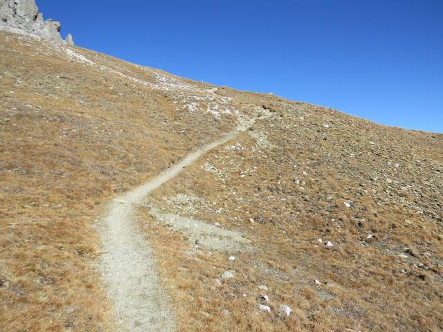 am Ende des Wiesenrückens wendet sich der Weg nach rechts 2739 m.ü.M...