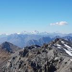 wir erkennen weit weg am Horizont die Bernina Gruppe