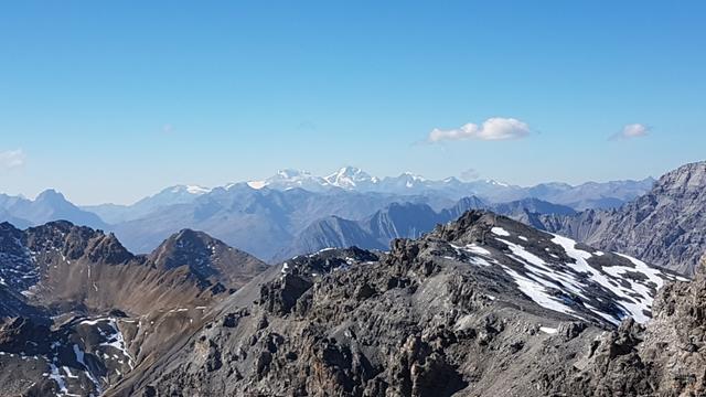 wir erkennen weit weg am Horizont die Bernina Gruppe