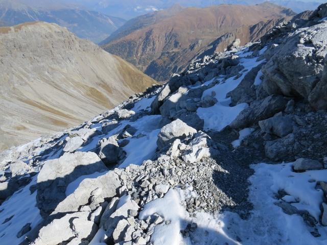 der Bergpfad biegt nun nach rechts in die Ostflanke des Piz Umbrail