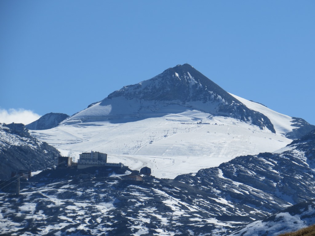 rechts die Geisterspitze mit dem Skigebiet herangezoomt