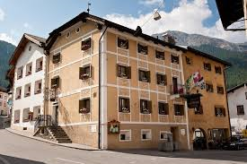 ...verlassen wir das Hotel Alpina in Santa Maria...