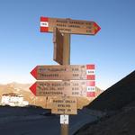 Wegweiser beim Wanderweg. Unser erstes Ziel lautet Rifugio Garibaldi